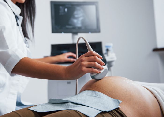 Kobieta lekarz wykonująca badanie USG