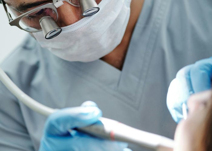 Dentysta wykonujący zabieg